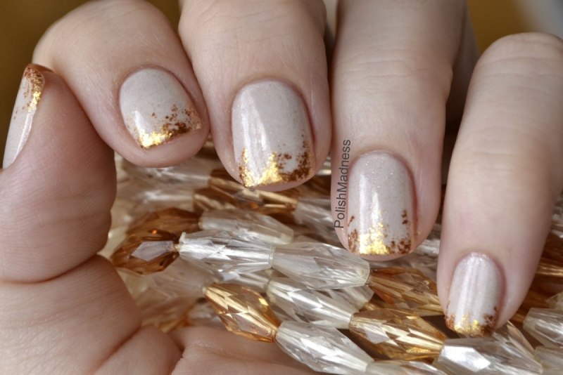Нежный маникюр с золотом