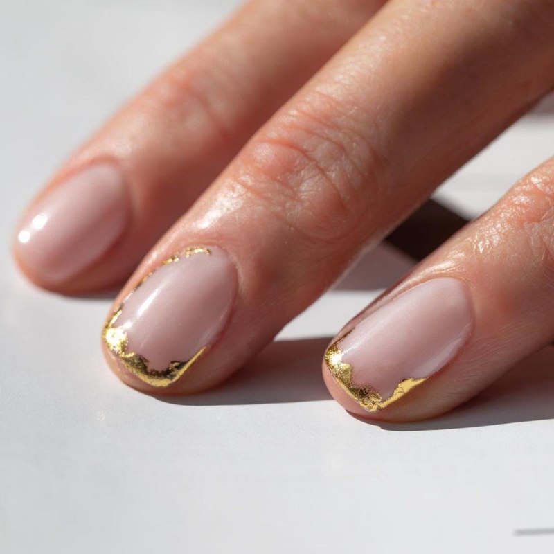 Маникюр с поталью 2022