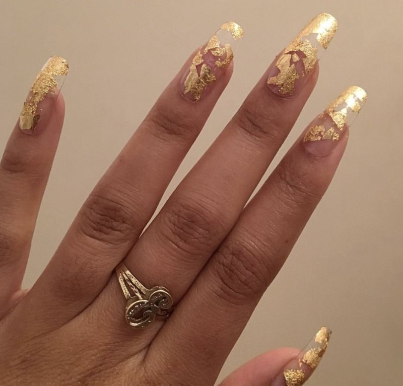 Белый маникюр с поталью 2022