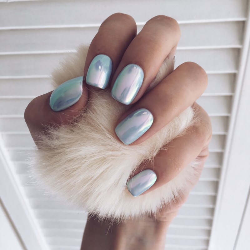 Маникюр голубой перламутр