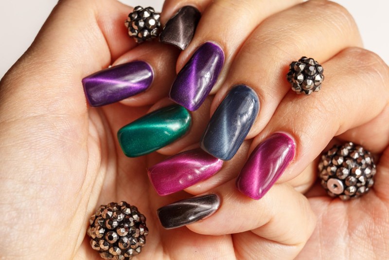 Маникюр кошачий глаз разноцветный