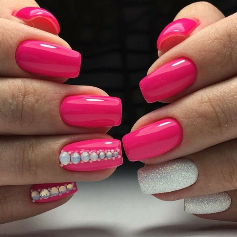 Яркий маникюр