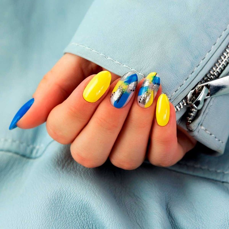 Салатовый маникюр