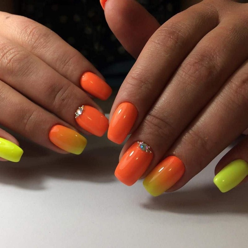 Мятный маникюр