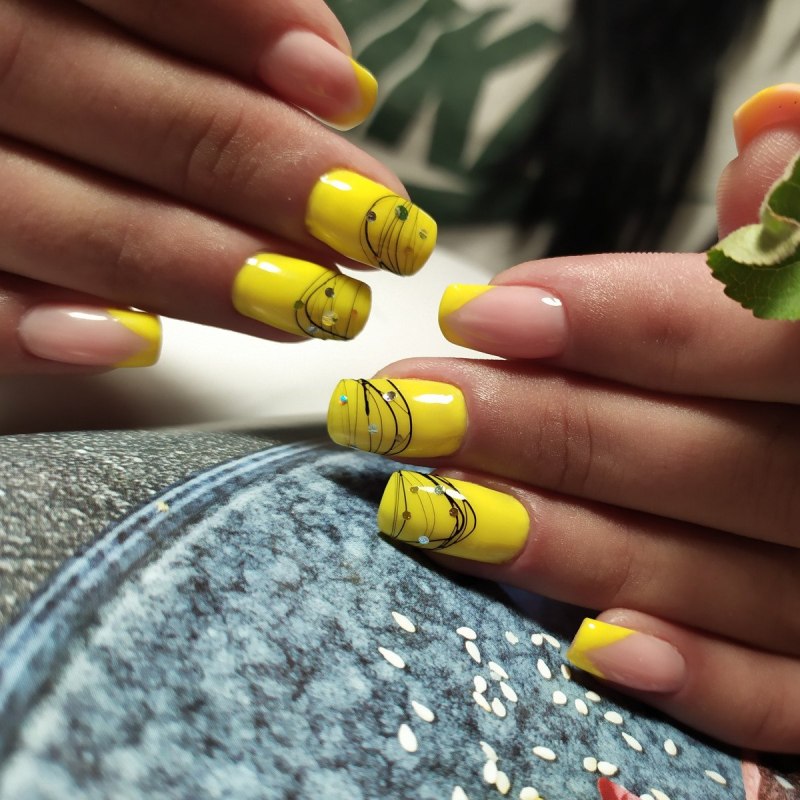 Жёлтый френч на ногтях
