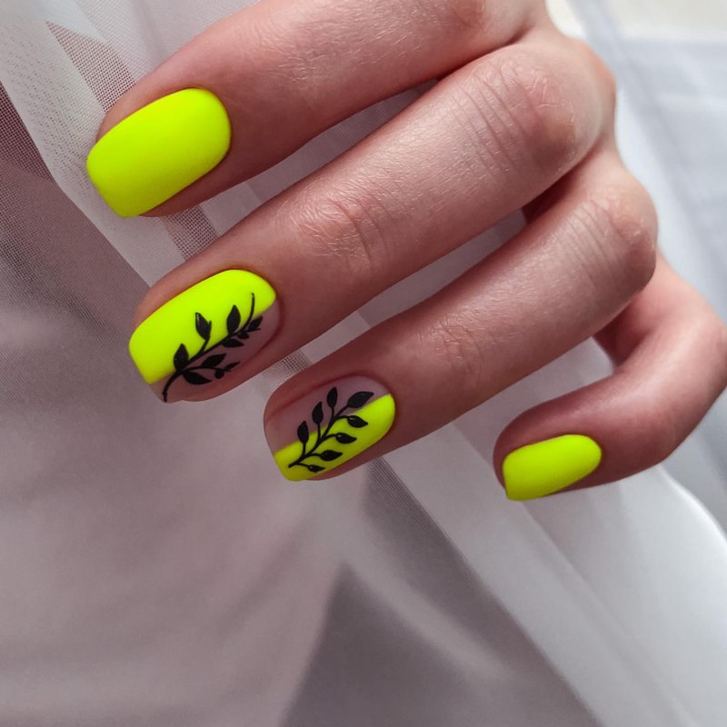 Желтый маникюр с принтом