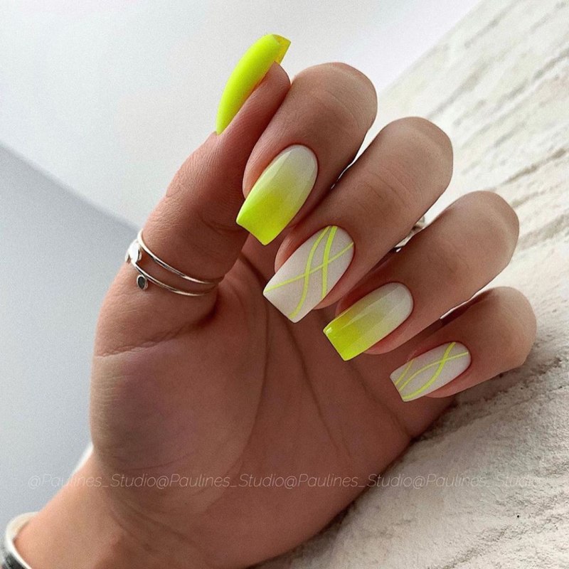 Маникюр с неоновым желтым