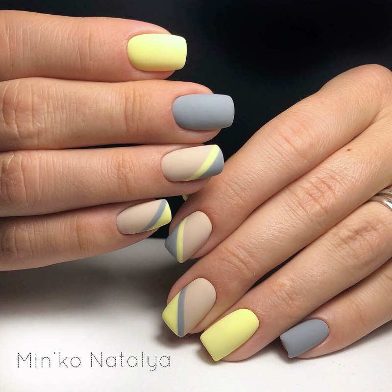 Маникюр серый с желтым