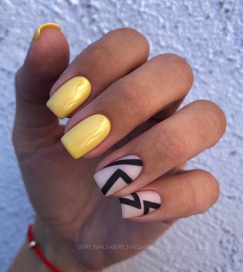 Маникюр желтый геометрия
