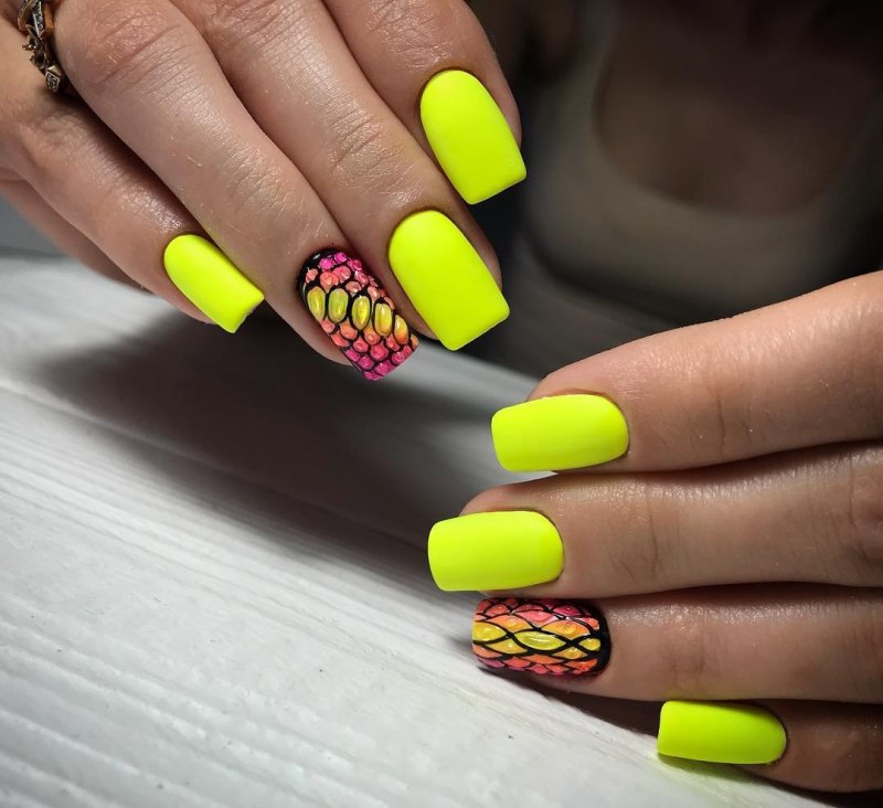 Жёлтый маникюр на квадратные ногти