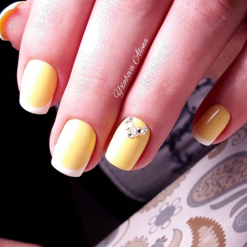 Яркий желтый маникюр