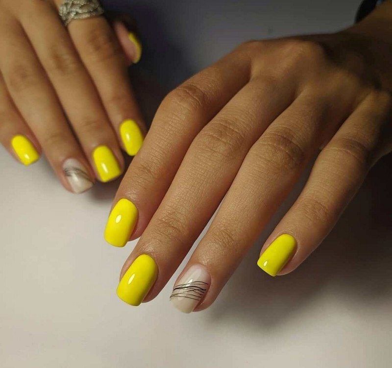 Жёлтый маникюр на квадратные ногти