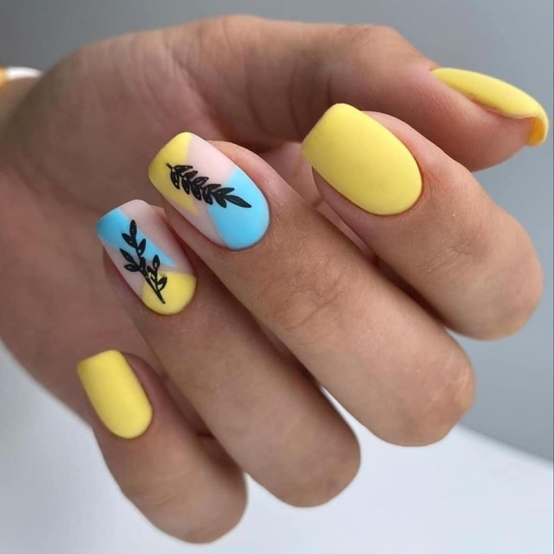 Ногти голубые с желтым