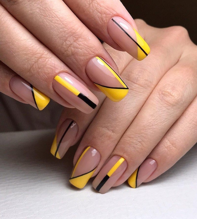 Маникюр с жёлтым цветом
