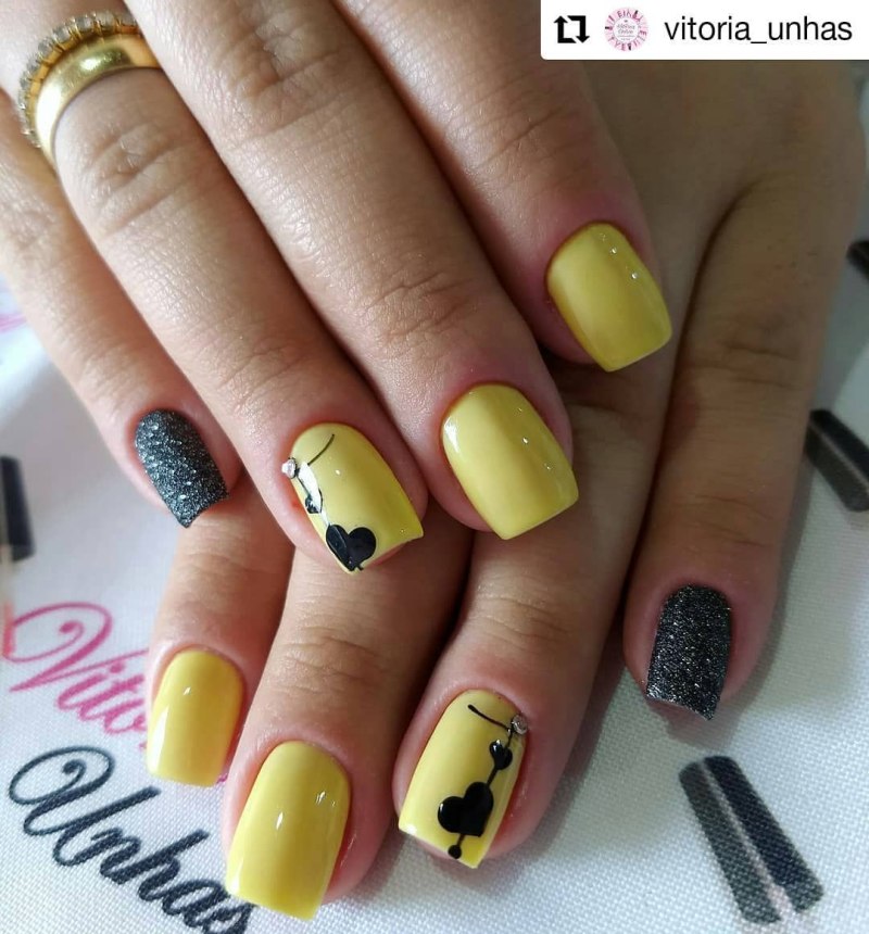 Маникюр жёлтый с чёрным на короткие ногти