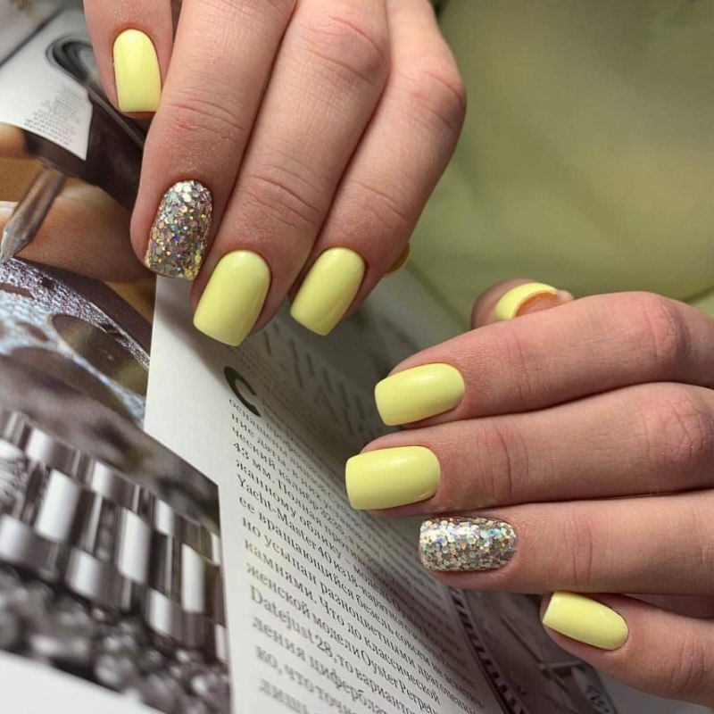 Маникюр желтый с блестками