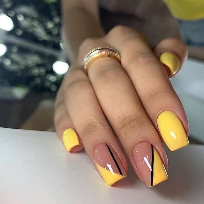 Маникюр с желтыми цветами