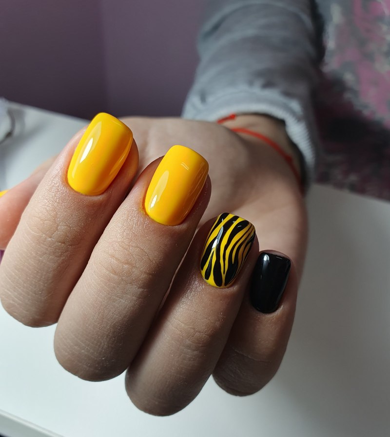 Маникюр в желтых тонах