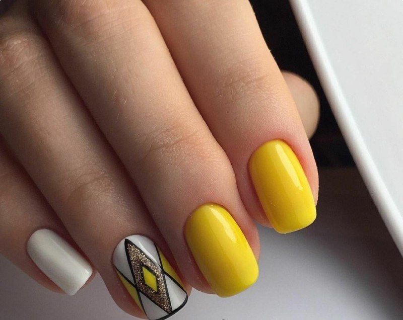 Жёлтый маникюр на короткие ногти