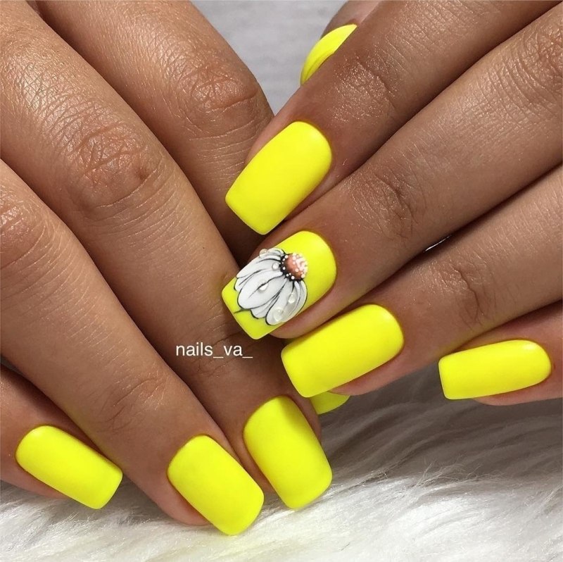 Ярко жёлтые ногти