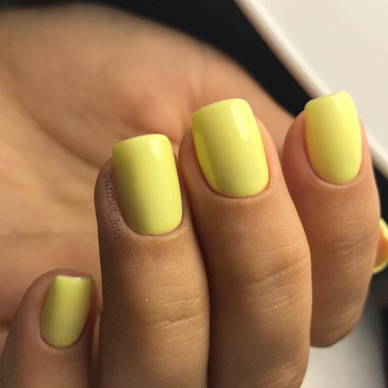 Маникюр однотонный желтый