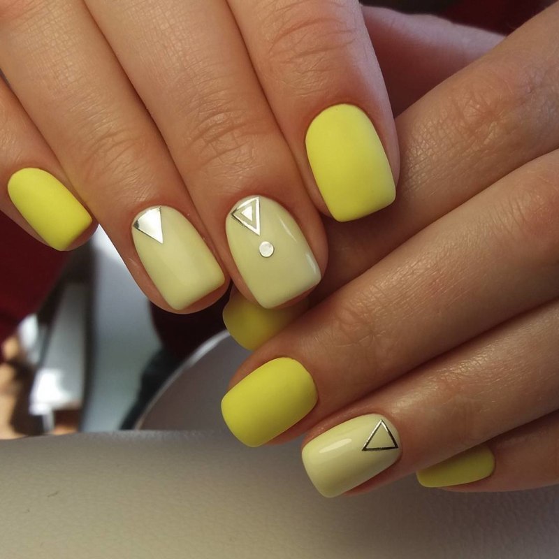 Яркий маникюр на квадратную форму