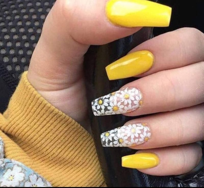 Жёлтый маникюр на длинные ногти