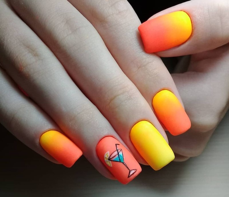 Маникюр с жёлтым цветом