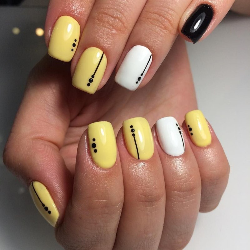 Маникюр желтый матовый с цветами