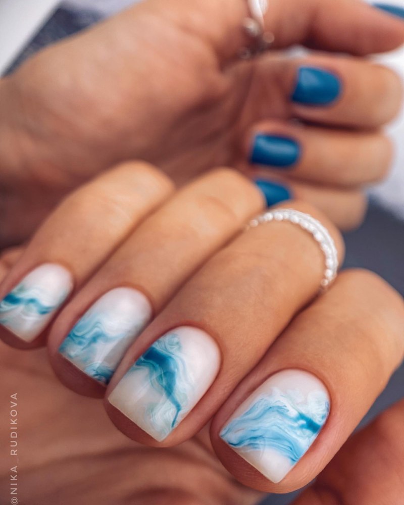 Маникюр на море миндаль