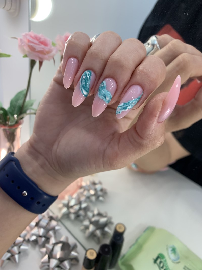 Ногти голубые с розовым