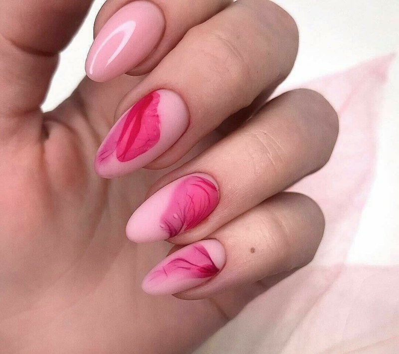 Розовый маникюр с разводами