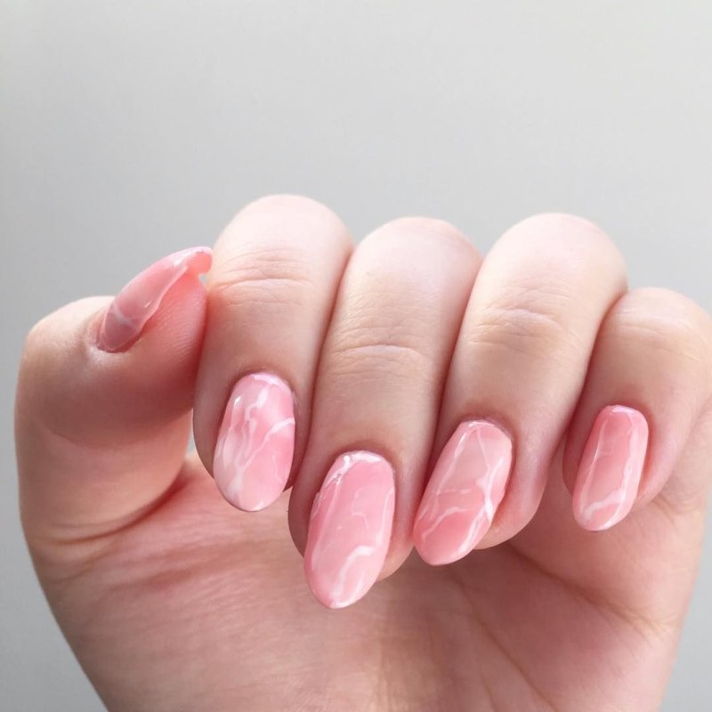 Розовый мрамор на ногтях