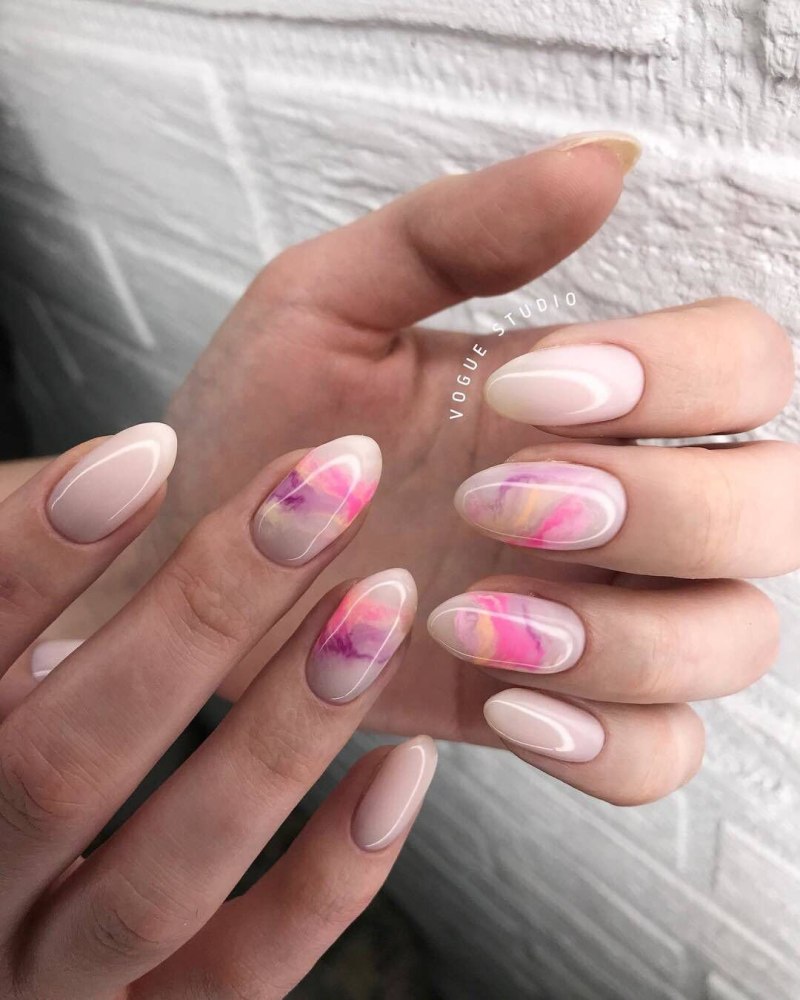 Розовый маникюр с волнами