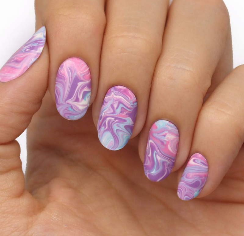 Розовый маникюр с цветком