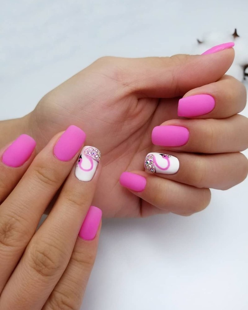 Розовый маникюр с волнами