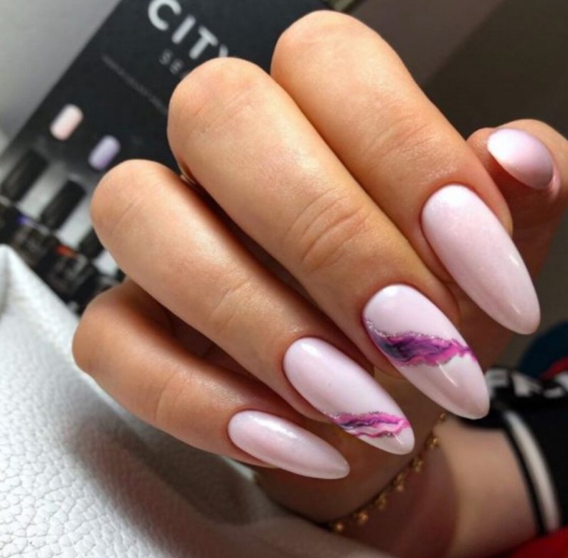 Маникюр с разводами на ногтях