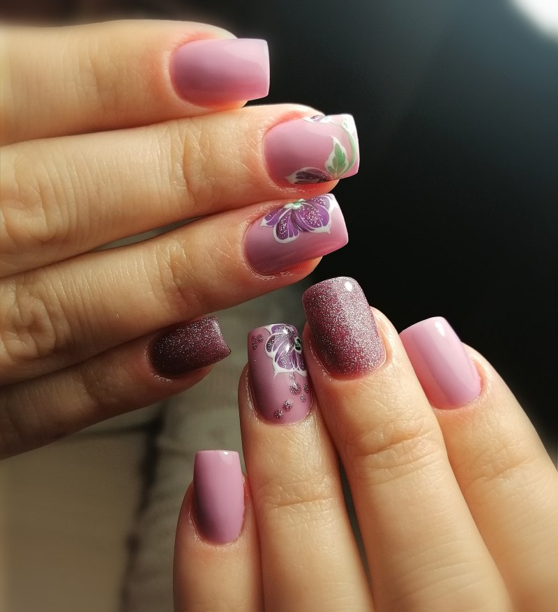 Розовый маникюр с разводами