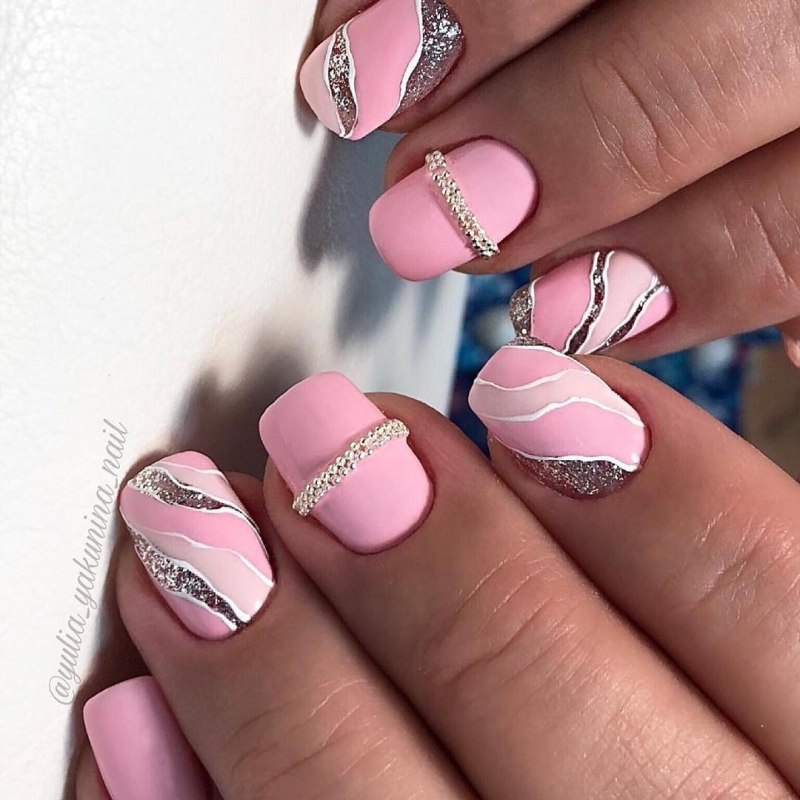 Маникюр с волнистыми линиями