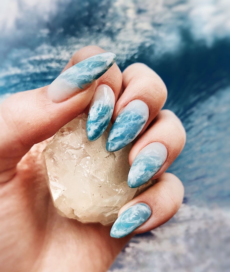 Белый маникюр с мазками