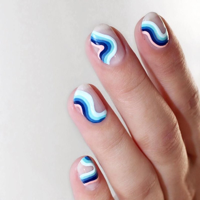 Маникюр с разноцветными разводами