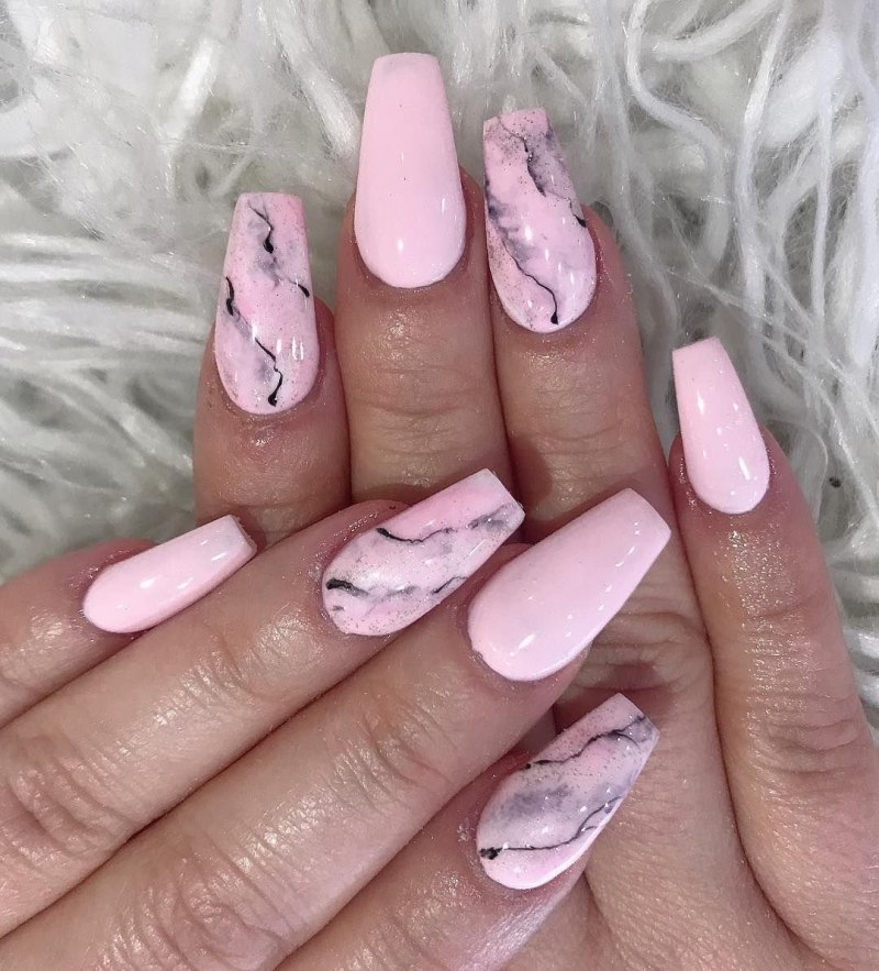 Яркий мраморный маникюр