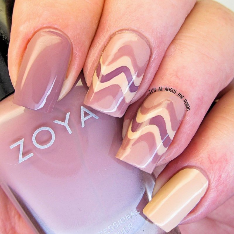 Маникюр розовый с полосками