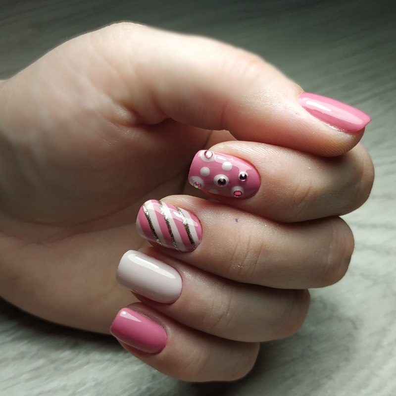Розовый маникюр с волнами