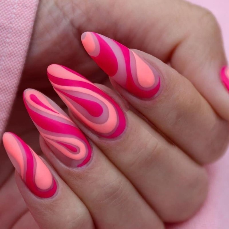 Розовый маникюр с разводами