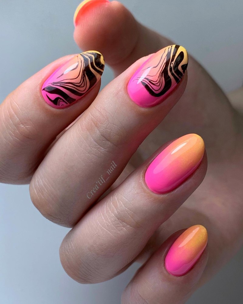 Маникюр розовый с белыми полосками