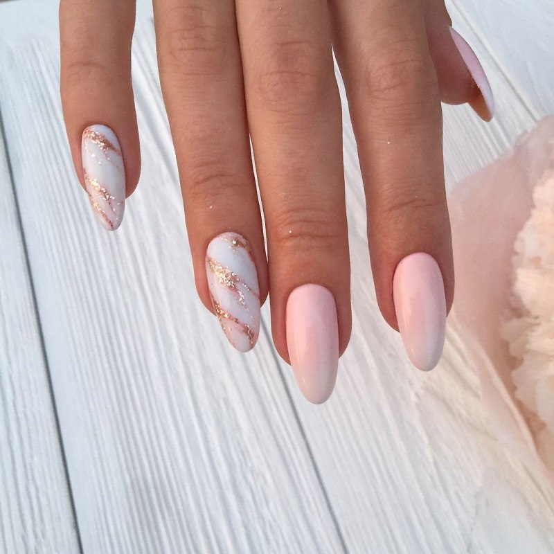 Ногти ярко розовые с белым