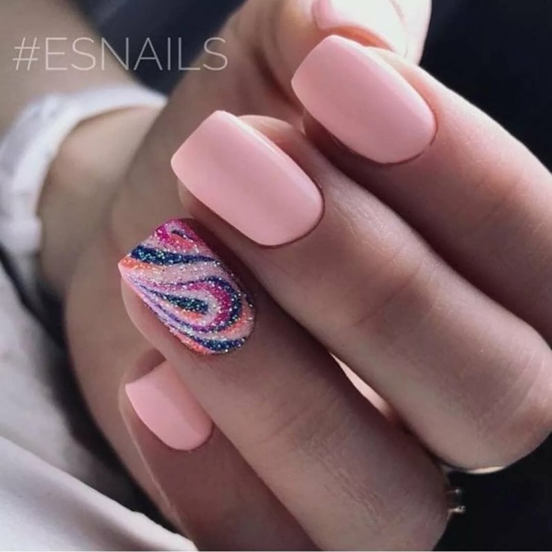 Бежевый маникюр с волнистыми линиями