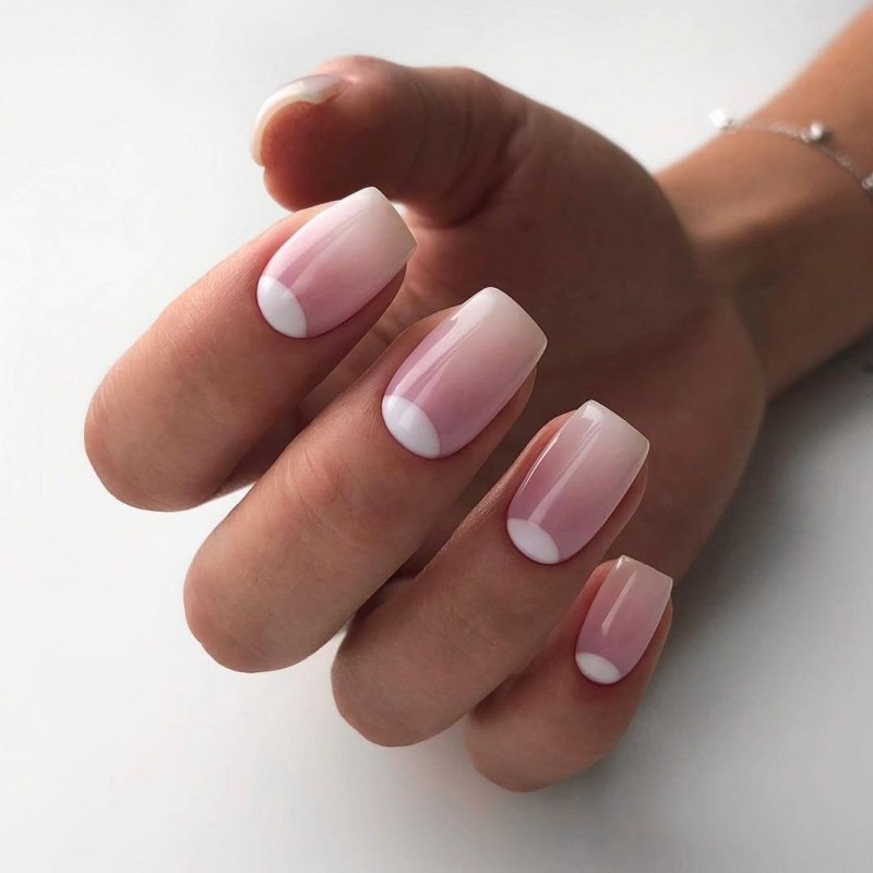 Маникюр градиент зеленый с белым