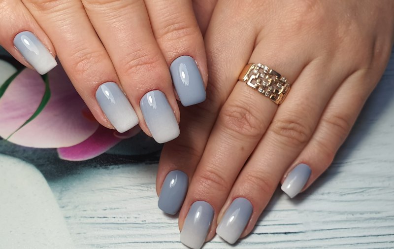 Сиреневый нюдовый маникюр